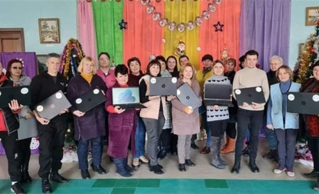 Жовтоводські вчителі отримали 100 ноутбуків від фундації Олени Зеленської