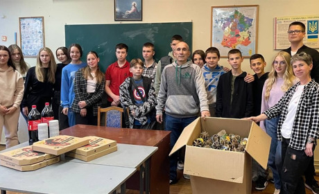 Роблять близько 100 окопних свічок за день: як студентська ініціатива допомагає воїнам не мерзнути