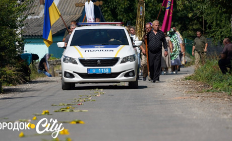Шлях до його домівки вказували живі квіти. У Кремінній попрощалися із воїном Василем Шупером