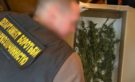 Вдома зберігав наркотики: в оселі чернігівця знайшли 3 кг заборонених речовин