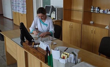 Медикам Нової Каховки не вистачає коштів на зарплату