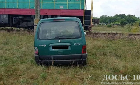 На залізничному переїзді на Кременеччині жінка на авто зіткнулася з тепловозом