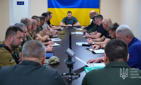 Новопризначені керівники місцевих військових адміністрацій Донеччини отримали посвідчення