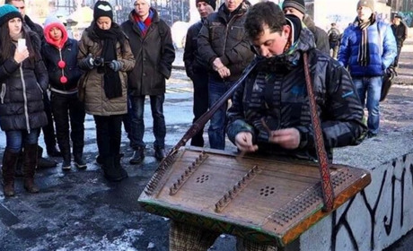Зі щитом і цимбалами: як прикарпатський музикант Петро Сказків боровся під час Революції Гідності
