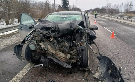 Внаслідок зіткнення автомобілів Nissan та КамАЗу двоє людей потрапило до лікарні