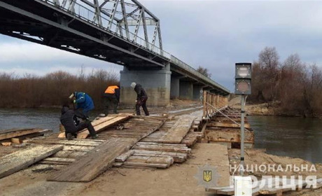 Знову пошкодили понтонний міст у Ремчицях: водій сплатить три штрафи