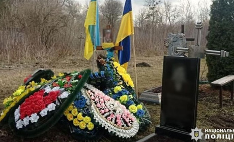 На Черкащині підлітки наругалися над могилою загиблого героя, щоб зняти відео в Тікток