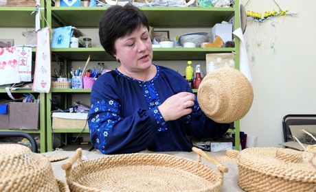 «Не я обрала його, а він мене». Майстриня зі Слоута одна з небагатьох в Україні плете з кореня сосни