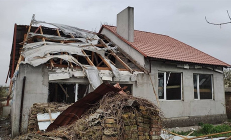 Пошкоджені приватні будинки, постраждав мешканець: наслідки денного обстрілу Нікополя