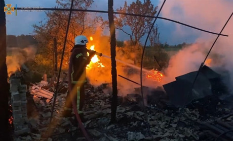 Рятувальники ліквідували маштабне загорання у приватному секторі Шосткинської громади (відео)