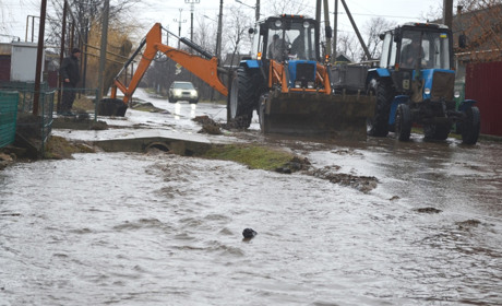 Вулицю Київську у Біляївці затопило водою: що відбувається