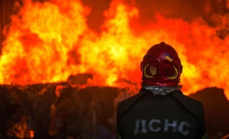У Шосткинському районі внаслідок обстрілу росіянами сталася пожежа в житловому секторі