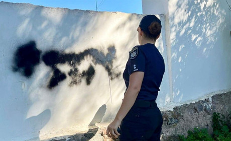 У Звягелі поліцейські знищували наркорекламу