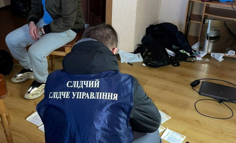 Затримали групу осіб, які обманювали людей, продаючи через інтернет не існуючі товари (відео)