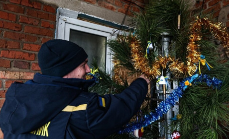 Гільзи та ворожий "Ураган". Бійці ДСНС в Оріхові зробили незвичайну новорічну ялинку