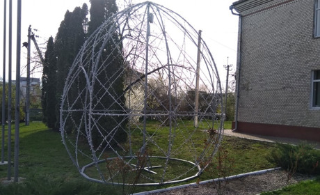 У Старокостянтинові встановили пасхальне яйце