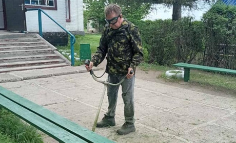 Новознам'янські працівники культури на толоці прибирають біля клубу