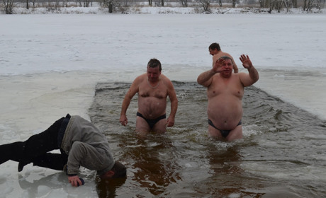 Десять правил, як не треба занурюватися у холодну воду на Хрещення