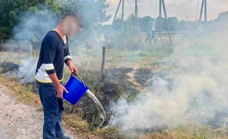Спіймали на гарячому: звягельські рятувальники застукали палія сухостою
