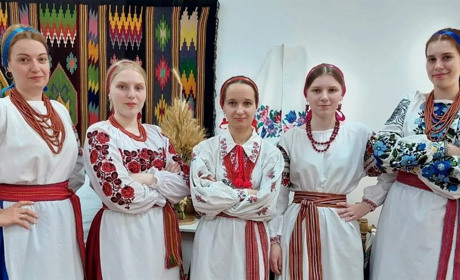 На знак незламності українського духу нетішинці одягнулися у вишиванки (барвистий фоторепортаж)