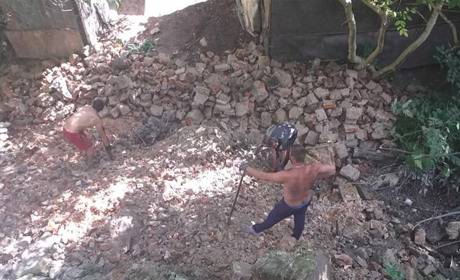 Від сміття, яким кременчани наповнили потік Ірву, обвалюється стіна Францисканського монастиря