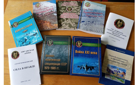 Дачник подарував у Єрківецьку бібліотеку дев’ять книг