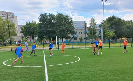Подарунок до свята юним футболістам: у Нетішині відкрили ще один спортивний майданчик