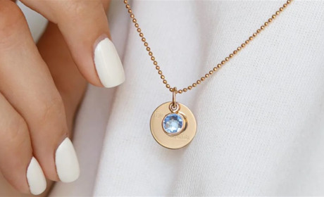 Золота підвіска – прикраса, яка повинна бути у кожної жінки