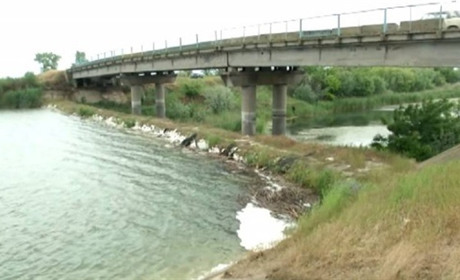 Дамба на межі з Кримом протікає