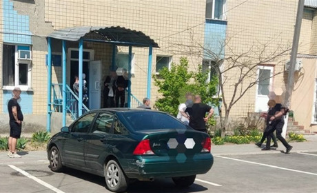 На Одещині у поліклініці чоловік прийшов на прийом і погрожував людям зброєю