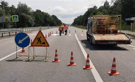 У Звягельському районі на трасі поновлюють червоно-білі "зебри" та замінюють дорожні знаки