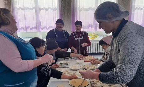 Скуштували вареничків, ніби вдома побували: у Новоселівському ліцеї готують для ЗСУ