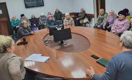 Автобуси не їдуть, а городи чекають: боротьба пенсіонерів у Південноукраїнську за талони