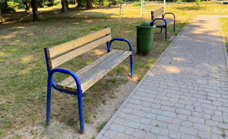 Фотофакт: комунальники встановили нові сміттєві урни в парку