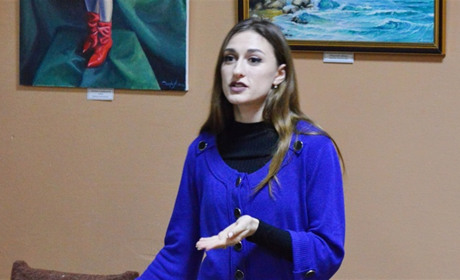 Анастасія Данько, яка декорувала сцену Євробачення, зустрілася з юними художниками в Корюківці