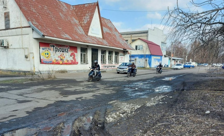 "Курям на сміх": як у Петропавлівці ями на дорогах латали