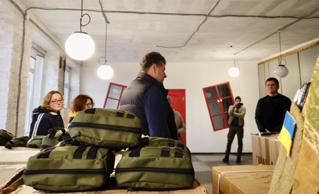 Військовим медикам волонтери передали обладнання та лікарські препарати