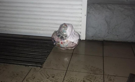 У центрі Херсона біля банку невідомий залишив щось схоже на протитанкову міну, обгорнуте у папір