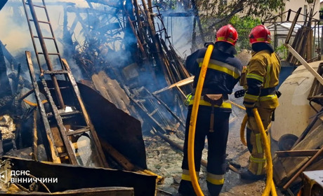У Барській громаді рятувальники ліквідували пожежу господарчої споруди