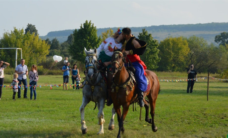 Кінний театр та військовий оркестр: Як у Сватовому відсвяткували «Слобожанський спас» (відео)