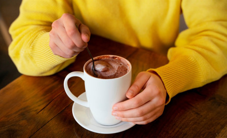 3 напої, які зігріють узимку: какао з вершками, гарячий шоколад і кава з корицею