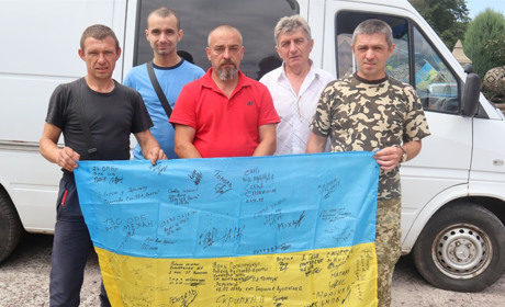 Бус завантажили "під зав'язку". Автомайданівці вчергове повезли на схід допомогу нашим захисникам 