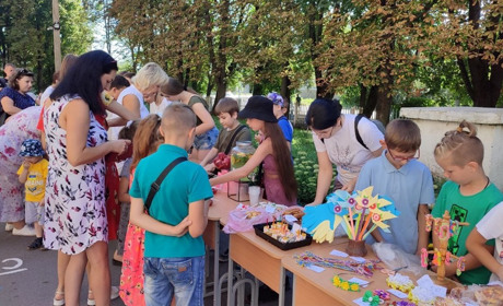 Співали у караоке та продавали смаколики: у НВК №9 провели благодійний ярмарок