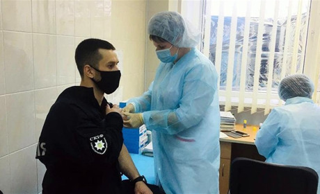Полицейских начали вакцинировать от COVID-19