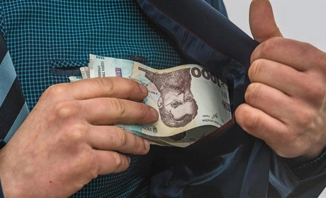 Екс-бухгалтер лісгоспу на Шепетівщині отримав 8 років тюрми та втік за кордон