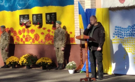 В Антонівці увіковічнили імена героїв та ярмаркували для ЗСУ