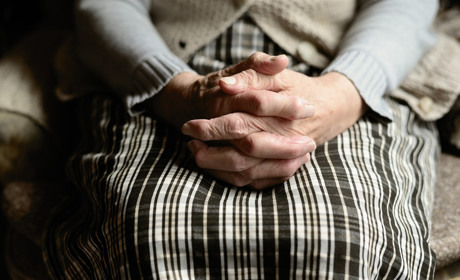 240 годин громадських робіт: тореччанина засудили за багаторічні знущання над матір'ю