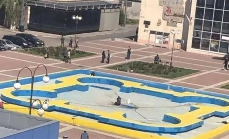 У центрі Мелітополя з’явився фонтан у кольорах українського прапора