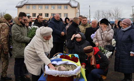 Пішов на фронт добровольцем: у Сарнах попрощалися з Олександром Лесиком