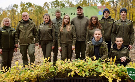 Лісівники разом з учнями шкільного лісництва “Нескучанське” висадили новий ліс